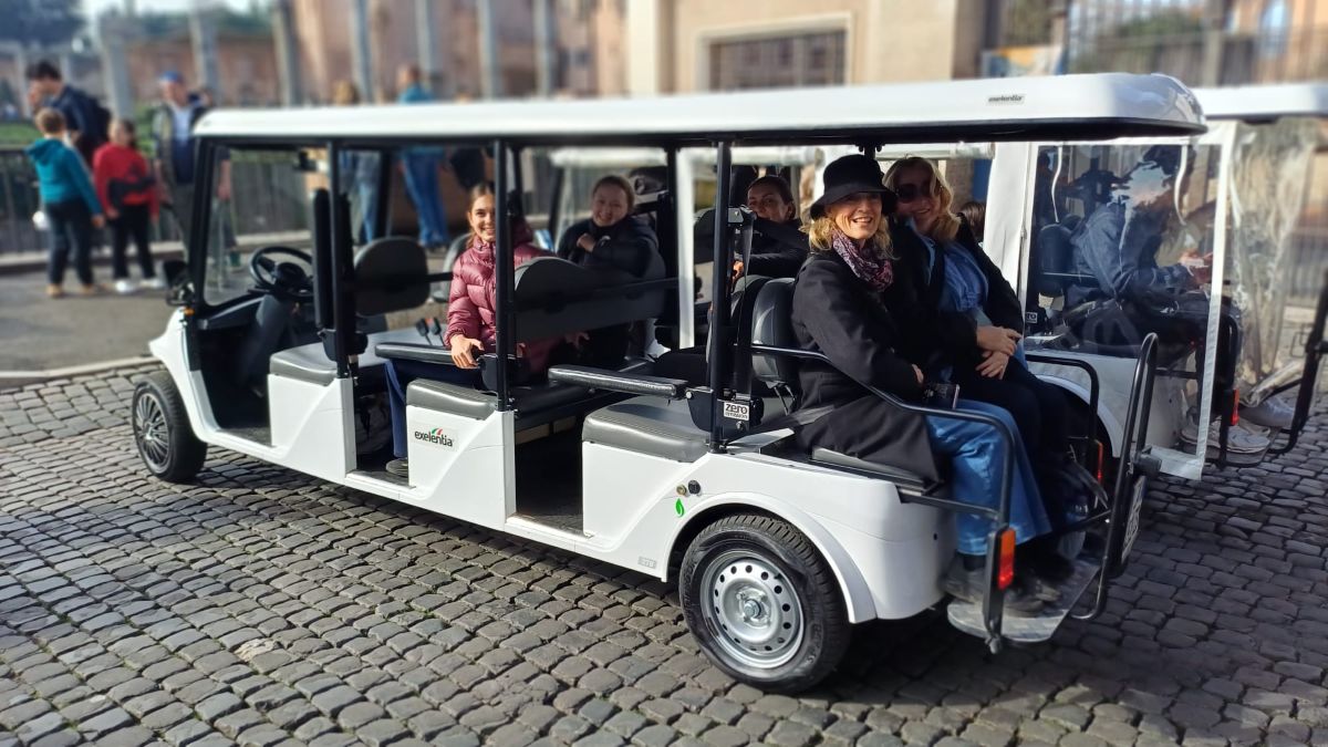 Local guide welcoming guests at Piazza Navona during a culture-focused challenge.